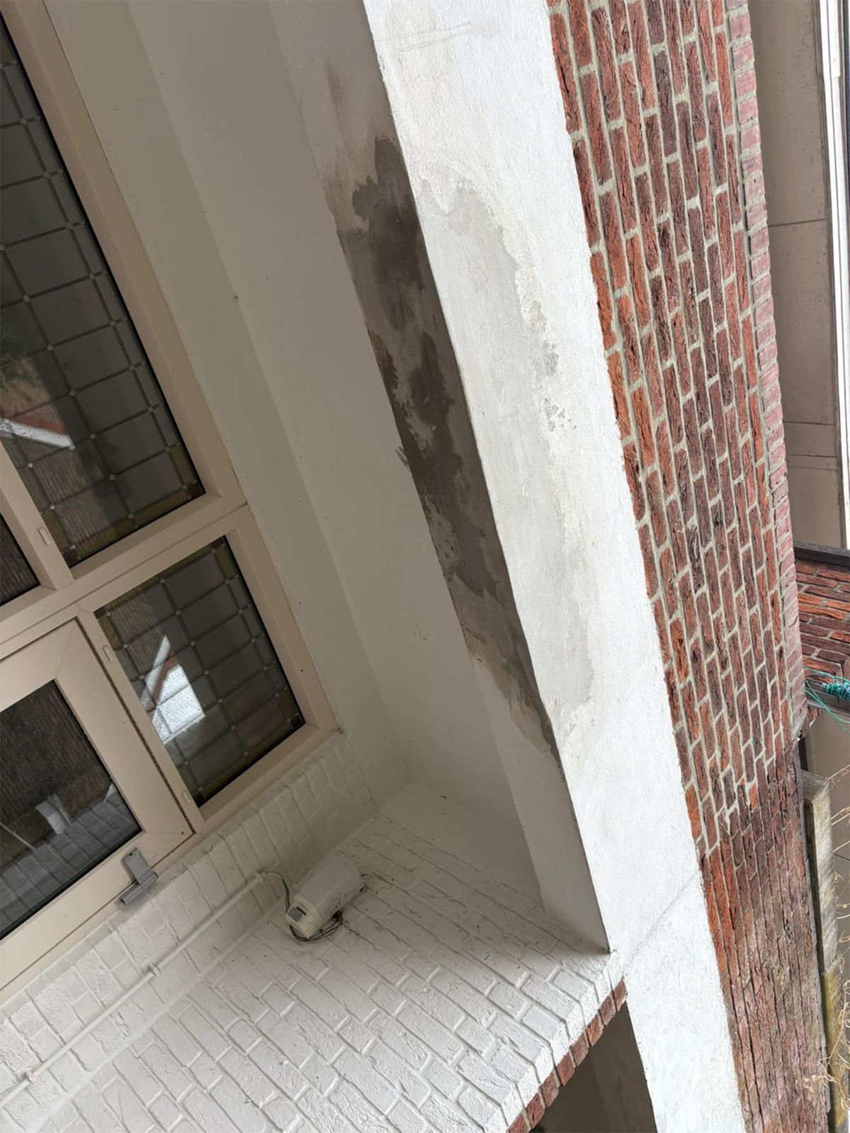 Buitenmuur en kozijnen in het wit geschilderd