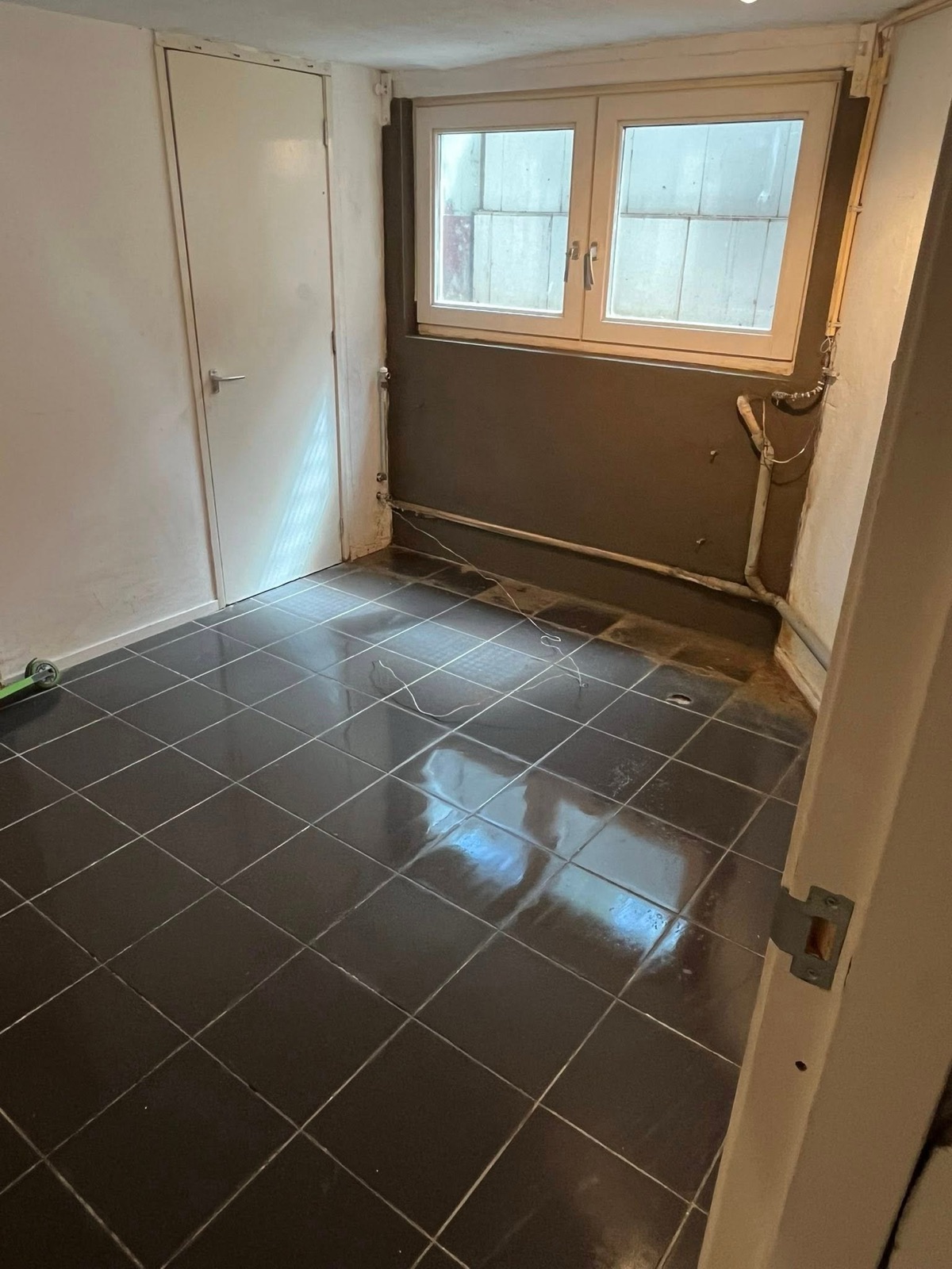 Ruimte met tegelvloer tijdens de renovatie