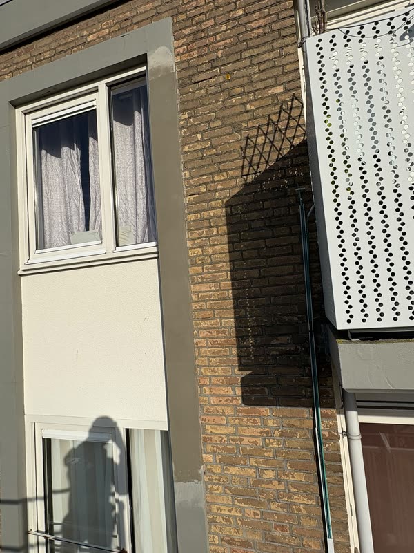 Herstelde betonnen penanten rond de kozijnen van een gevel
